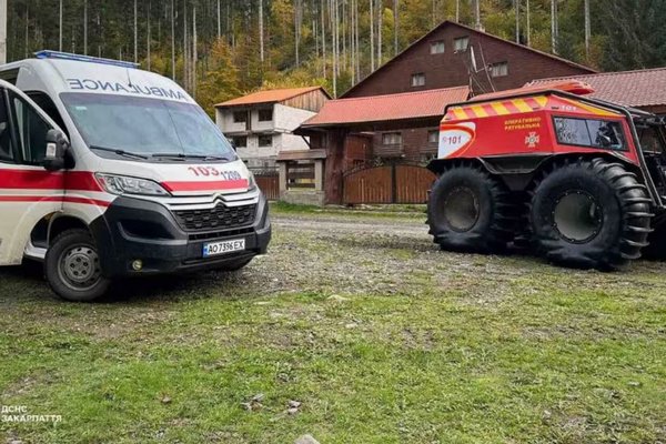 Закарпатські рятувальники з лікарями допомогли туристам