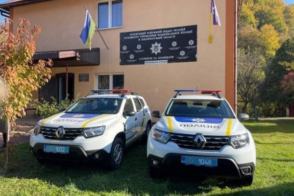 На Рахівщині біля відділку поліції підпалили два службових авто