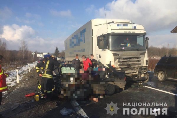 На Мукачівщині легковик зіткнувся з КрАЗом - одна людина загинула