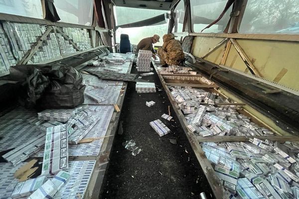 Кінець Маршруту для Контрабандистів: У Рейсового Автобуса на Закарпатті Вилучили Партію Цигарок та Транспорт