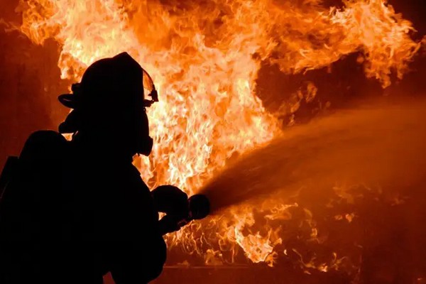 На Берегівщині Через Загорання Навісу Ледь Не Згорів Будинок: Деталі Події та Зусилля Рятувальників