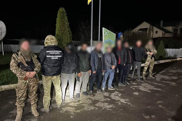 На Закарпатті прикордонники затримали сімох чоловіків, які намагалися незаконно перетнути кордон