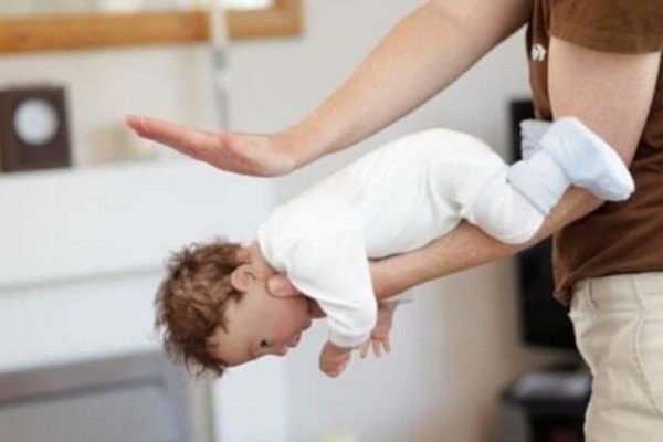 В Ужгороді однорічний малюк вдавився огірком і ледь не помер