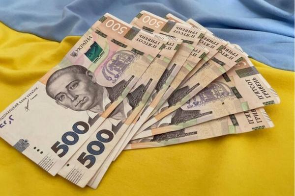 У Мукачеві виділили матеріальну допомогу для 100-річної жительки громади