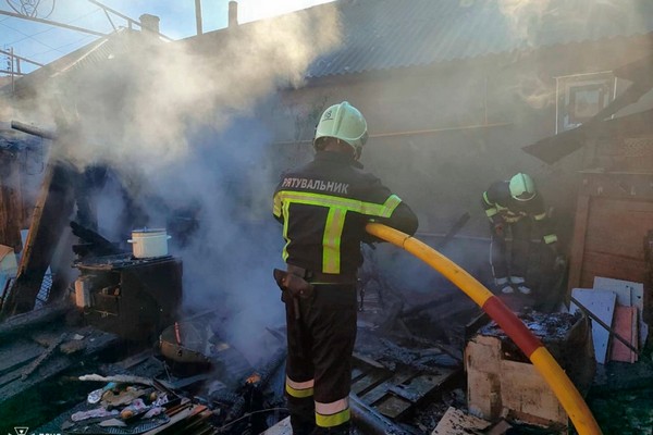 У Виноградові згоріла господарська споруда — рятувальники не допустили перекидання вогню на житловий будинок