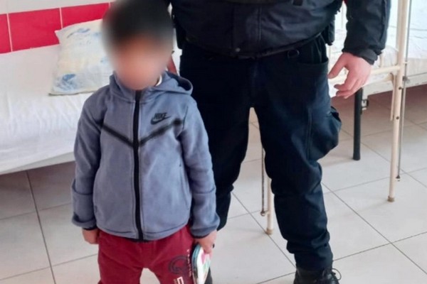 У Мукачеві патрульні на вулиці виявили 4-річного хлопчика, якого залишила сестра