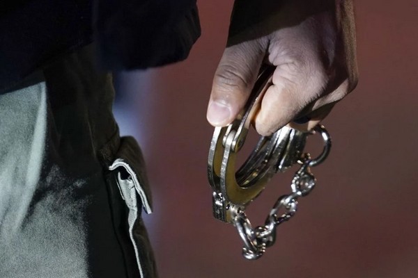 На Закарпатті чоловік побив дружину, а потім накинувся на сина та поліцію