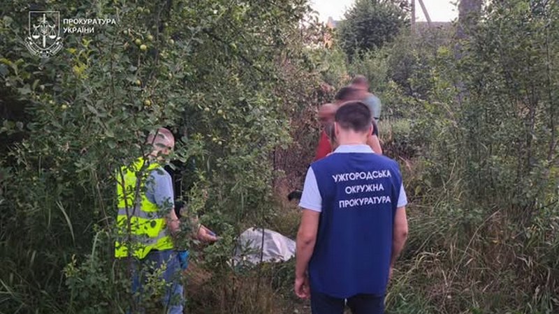 Жахлива знахідка на присадибній ділянці у Чопі: правоохоронці відкопали тіло немовляти, матір перебуває під вартою!