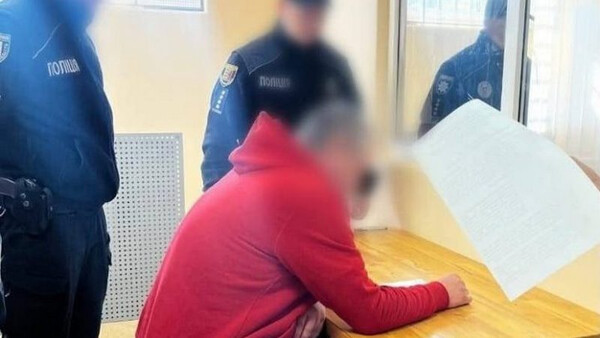 Автомобіль поліції біля приватного будинку під час проведення слідчих
