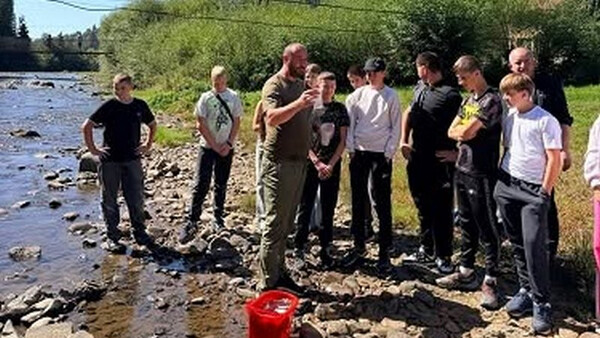 Випуск молоді червонокнижного харіуса європейського у гірську річку на