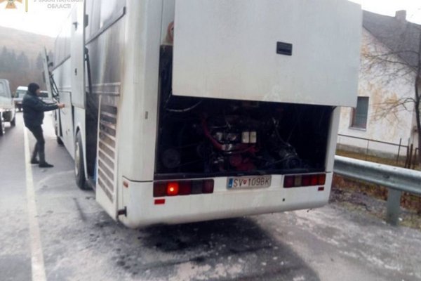 На Закарпатті під час руху загорівся автобус із пів сотнею туристів