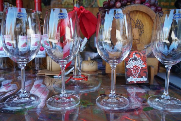 Червене вино-2022: фестивальне містечко приймає перших відвідувачів (ФОТО)