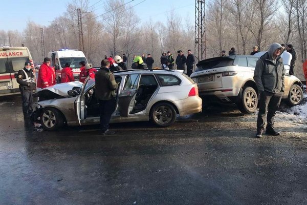 Зіткнення елітних Land Rover та BMW: на Закарпатті в ДТП постраждало 7 людей, серед яких є діти (фото)