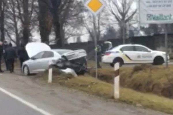 ДТП на в'їзді в Мукачево: Автівка опинилася в кюветі (ФОТО)