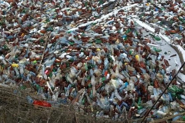 Сміттєва біда на Закарпатті: щохвилини до прикордонних країн річками «експортується» сотні пляшок