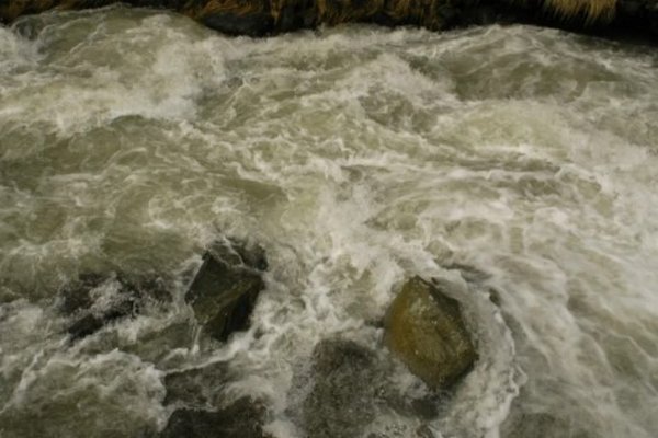 На Рахівщині двоє людей з'їхали в річку на підводі: 14-річний хлопець зник у воді
