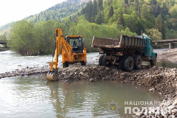 На Тячівщині викрили зловмисників, які нелегально видобували гравій з річки (ФОТО)