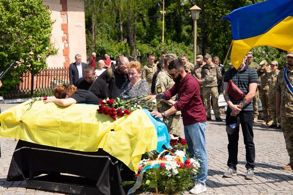 В Ужгороді попрощалися із загиблим 22-річним Героєм Євгеном Лабою (ФОТО)