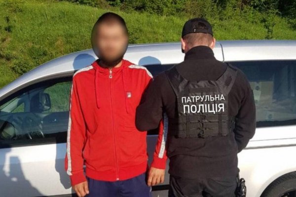 На в'їзді в Закарпатті та в Ужгороді патрульні спіймали чоловіків із наркотиками (ФОТО)