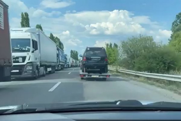 На в'їзд в Україну утворилися величезні черги з авто на розмитнення