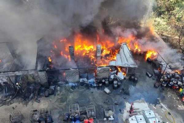 У мережі показали відео з висоти масштабної пожежі в Мукачеві