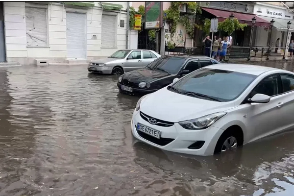 Злива в Одесі буквально змила автомобілі з доріг