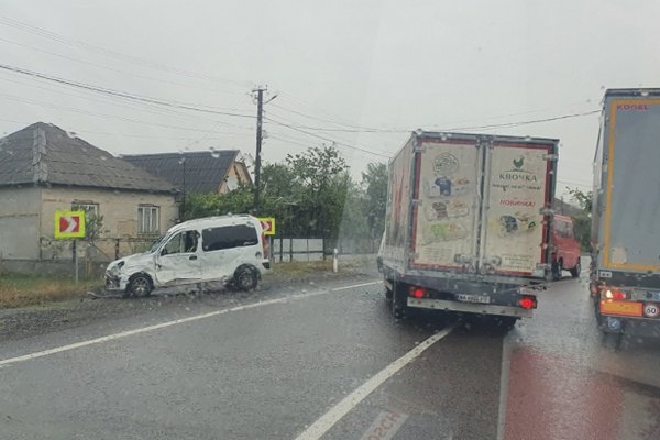 ДТП поблизу Виноградова: Не розминулися дві автівки (ФОТО)