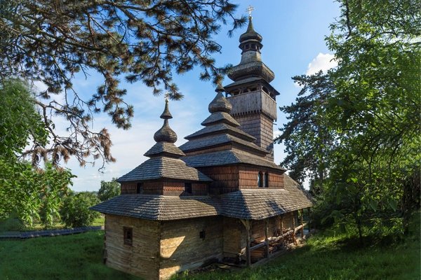 Їй 245 років: журналісти показали найвідомішу дерев’яну церкву Закарпаття (ВІДЕО)