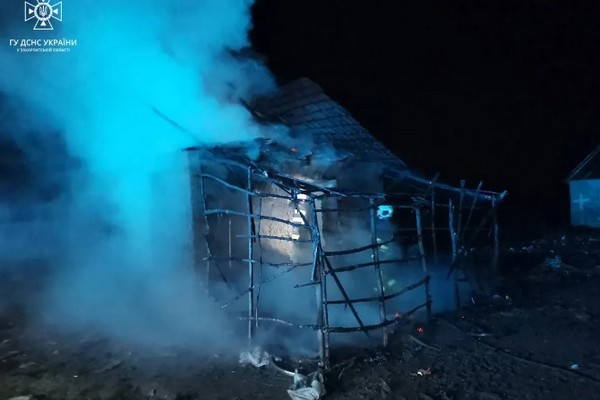 Рятувальників викликали сусіди: на Закарпатті згорів житловий будинок (ФОТО)