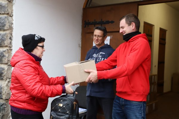 В Ужгороді протягом тижня волонтери видавали допомогу переселенцям