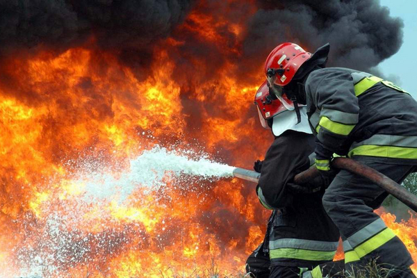 У Буштині згоріли дві автівки, ще одна - пошкоджена