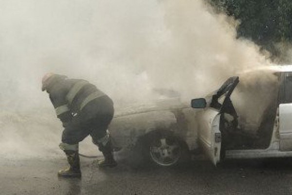 На Берегівщині вогонь знищив вщент Audi 80