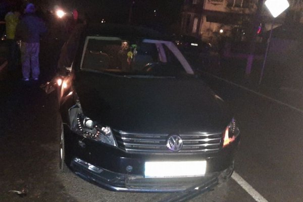 ДТП на Мукачівщині: Volkswagen Passat збив двох пішоходів, які переходили дорогу (ФОТО)