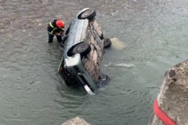 У Мукачеві водій не впорався з керуванням та з’їхав в річку
