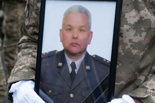 В Ужгороді попрощались із полеглим на війні підполковником Володимиром Плющем