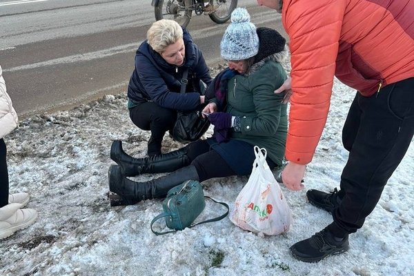 В Ужгороді на пішоходному переході панянка на червоному автомобілі збила жінку (фото)