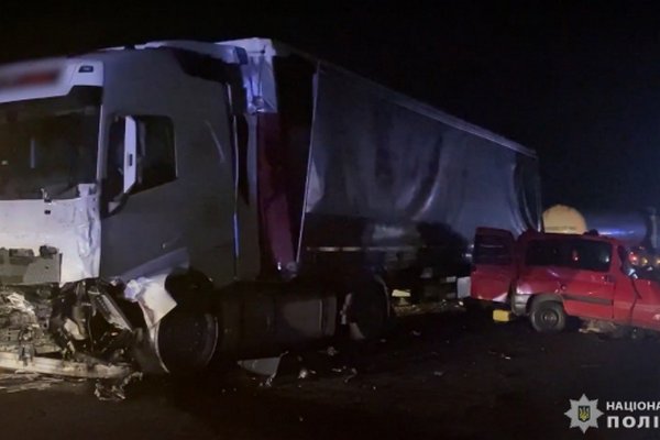 Смертельна ДТП: Peugeot влетів у вантажівку, якою керував мешканець Закарпаття (ФОТО, ВІДЕО)