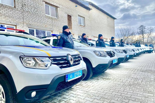 На Закарпатті поліцейські отримали сім автомобілів