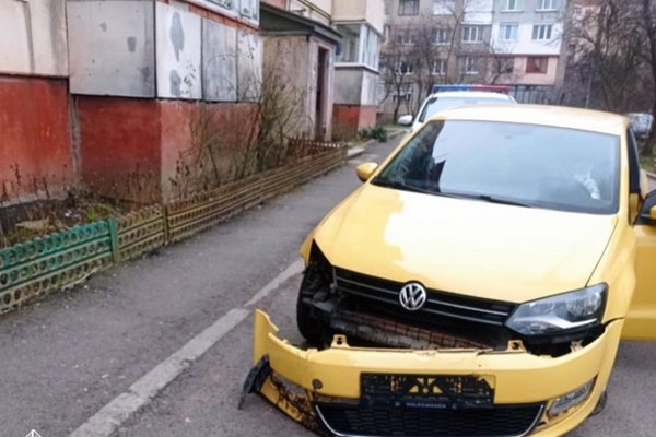 У Мукачеві п'яна жінка на автомобілі знесла дорожній знак і втекла з місця події