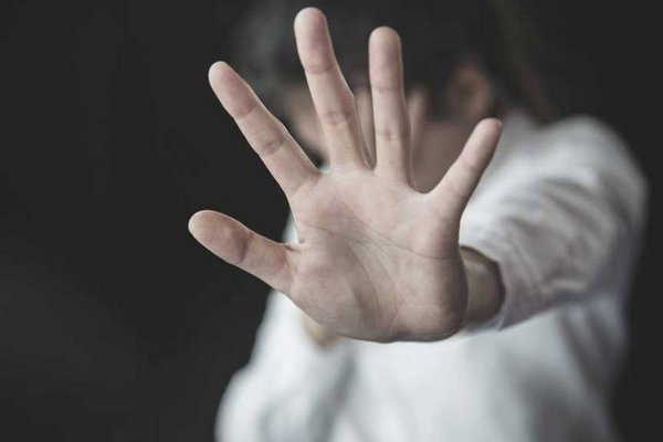 Троє підлітків уникнули покарання за зґвалтування 14-річної школярки на Закарпатті