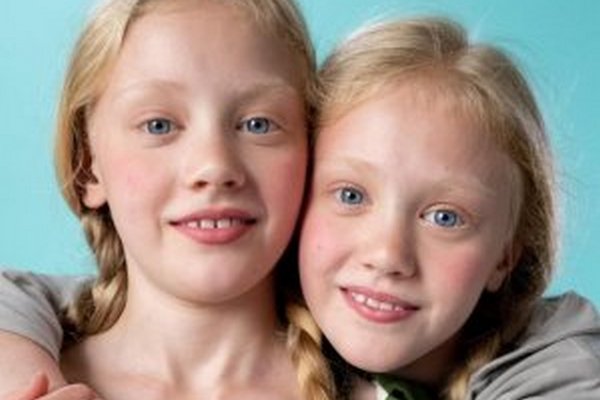 На Закарпаттідвох сестер-близнят влаштували на виховання в дитячий будинок сімейного типу