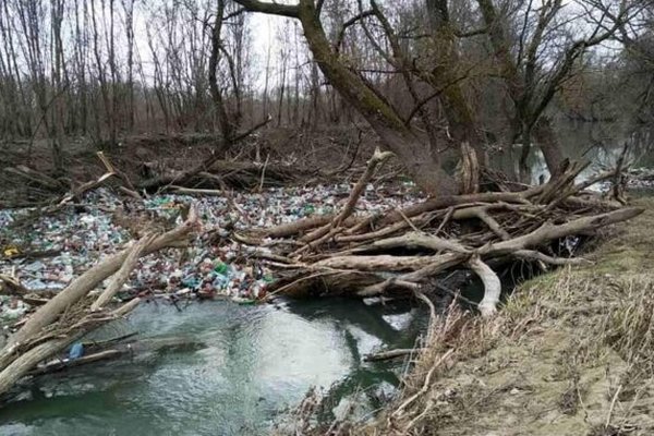 На річках Закарпаття утворюються величезні сміттєві затори