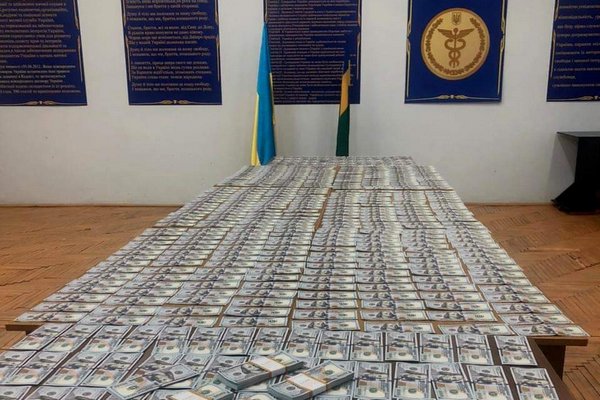 Харків’янин не довіз у ЄС через Закарпаття 120 тисяч доларів