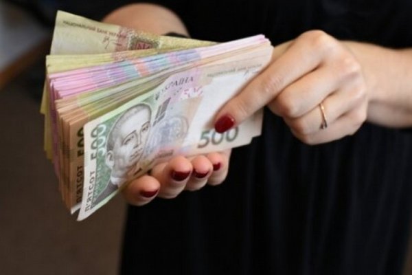 На Закарпатті шахрайка виманювала гроші від людей з різних регіонів України