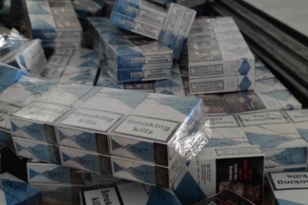 На Закарпатті чоловік незаконно намагався перевезти майже тисячу пачок сигарет