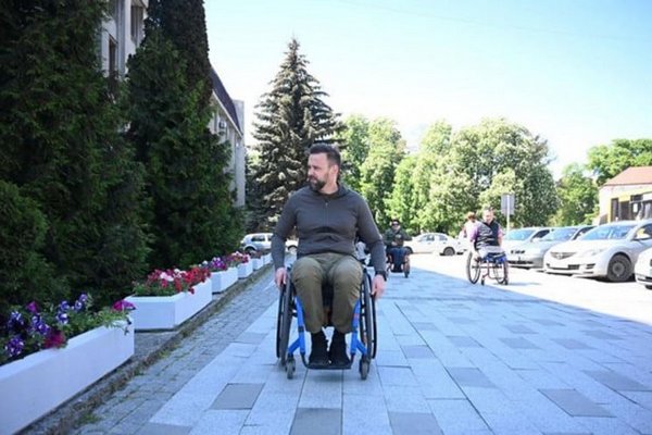 Безбар'єрна Україна: Очільник Закарпаття пересів на інвалідний візок (ВІДЕО)