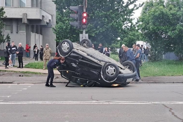 В Ужгороді в результаті ДТП автомобіль перекинувся на дах