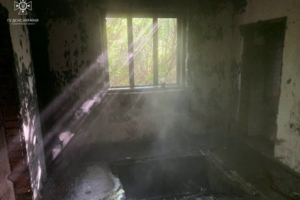В Ужгороді під час пожежі у занедбаній будівлі постраждала жінка, - ДСНС