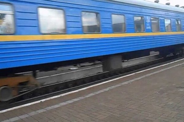 На Ужгородщині потяг зіткнувся з легковиком