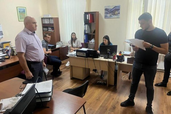 Тривають масштабні обшуки у чиновників Мукачівської міськради